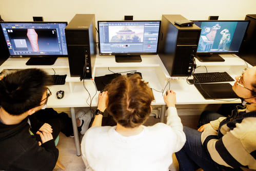 Étudiant en train de travailler sur une animation